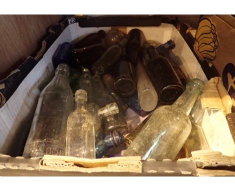 Tray of mixed vintage bottles 
