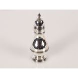 An Edwardian silver baluster sugar shaker, London 1904,16cm high, 127.5gms