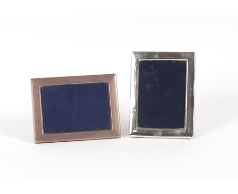 Two silver mounted rectangular easel photograph frames,&nbsp;12cm x 16cm&nbsp;
