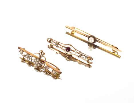 An early 20th Century 9ct gold bar brooch,&nbsp;set seed pearls; another bar brooch set single pearl; and an Art Nouveau desi