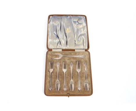 A cased silver cake fork set, Birmingham 1931,&nbsp;81gms