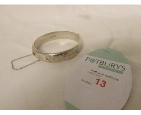 HALLMARKED SILVER HALF-ENGRAVED BANGLE WITH SAFETY CHAIN, CHESTER ASSAY, 0.6 OZT