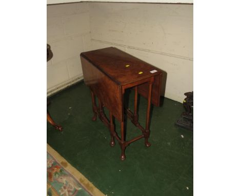 MAHOGANY AND WALNUT VENEER GATE-LEG SIDE TABLE