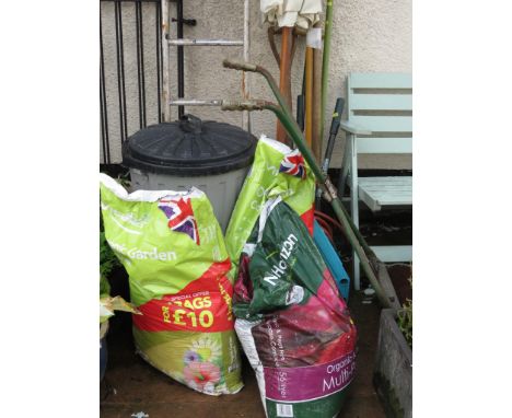 LONG HANDLED GARDEN TOOLS, ALUMINIUM LADDER, PARASOL, HOSE ON REEL, PLASTIC BIN AND THREE BAGS OF COMPOST (A/F)