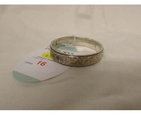 HALLMARKED SILVER HALF-ENGRAVED BANGLE, BIRMINGHAM ASSAY, 0.55 OZT
