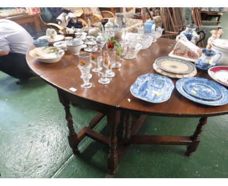 LARGE OAK OVAL GATE-LEG TABLE WITH SINGLE DRAWER