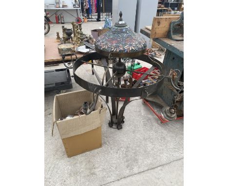 A LARGE METAL SUSPENDED CENTRE LAMP WITH TIFFANY STYLE CENTRE SHADE AND FOUR SMALLER SIDE SHADES (COMPLETE WITH SHADES UN-DAM