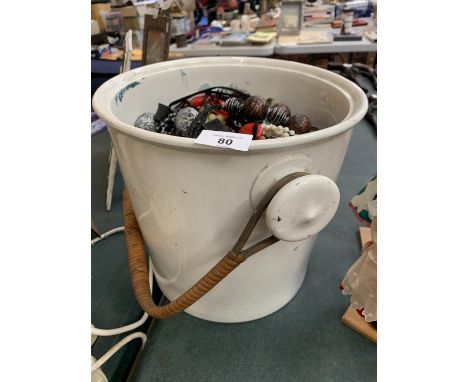 A VINTAGE WHITE CERAMIC BUCKET WITH A LARGE QUANTITY OF COSTUME JEWELLERY 