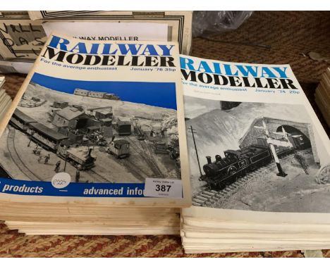 A QUANTITY OF VINTAGE 'RAILWAY MODELLER' MAGAZINES 
