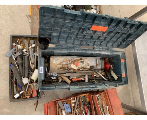A PLASTIC TOOL BOX AND CONTENTS 