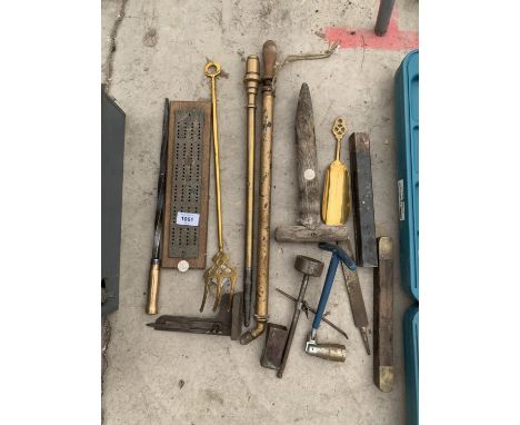 VARIOUS VINTAGE ITEMS TO INCLUDE A PUMP. BRASS FORK, DOMINO SCORER, DIBBER ETC 