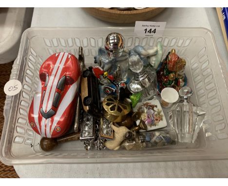 A BASKET OF COLLECTABLE ITEMS TO INLCUDE PEFUME BOTTLE, PLATES ITEMS, MODEL CAR, CERAMIC TERRIER ETC 