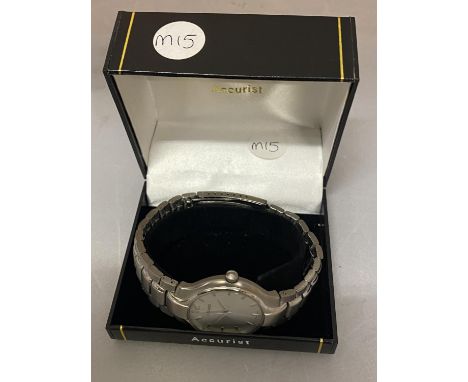 AN ACCURIST GENTLEMAN'S WRIST WATCH 