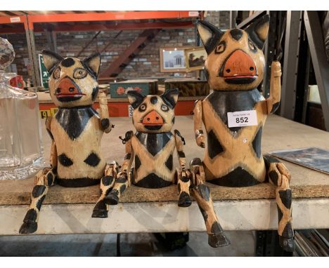 A GRADUATED SET OF THREE VINTAGE STYLE SPOTTED PIGS SHELF PUPPETS 