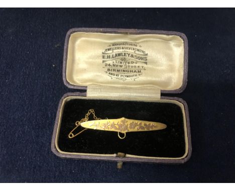 A 9 CARAT YELLOW GOLD BROOCH WITH SAFETY CHAIN - 1.9 GRAMS 
