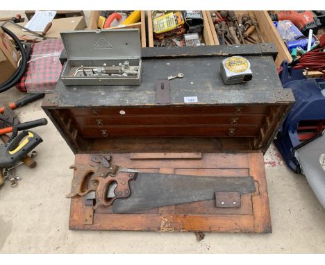 A VINTAGE JOINERS CHEST WITH TOOLS TO INCLUDE SAWS, DRILL, CUTTING TOOLS ETC 
