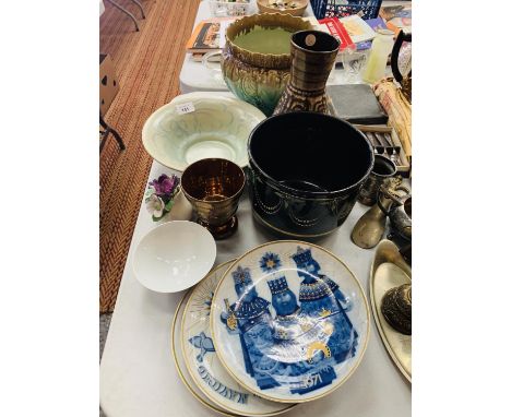 A COLLECTION OF POTTERY TO INCLUDE PLATES, A VASE, PLANTER ETC 