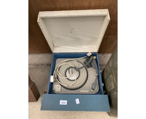 A VINTAGE MONARCH TURNTABLE RECORD PLAYER 