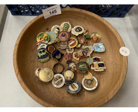 A WOODEN BOWL CONTAINING VINTAGE ENAMEL BOWLING RELATED BADGES 