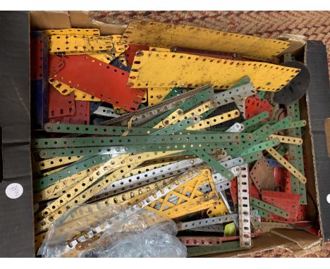 A LARGE ASSORTMENT OF VINTAGE MECCANO 