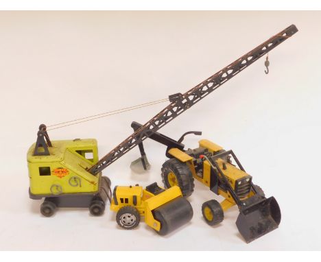 A Tonka pressed steel digger, together with a Lumar contractor's crane, and a Tonka pressed steel roller.
