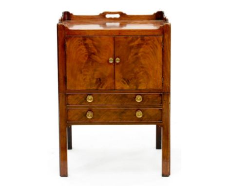 A GEORGE III WALNUT TRAY TOP COMMODE, 80CM H; 56 X 42CM