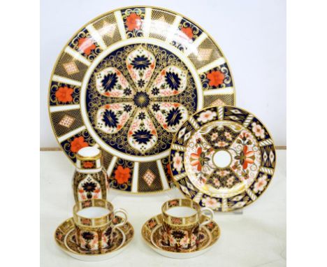 A SMALL COLLECTION OF ROYAL CROWN DERBY IMARI AND JAPAN PATTERN WARES, COMPRISING BREAD BOARD, PAIR OF COFFEE CANS AND SAUCER