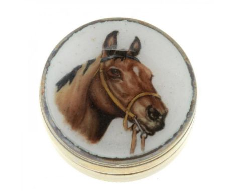 AN ELIZABETH II SILVER PILL BOX AND COVER, THE COVER INSET WITH ENAMEL OF THE HEAD OF A HORSE, 2.5CM D, BIRMINGHAM 1983, CASE