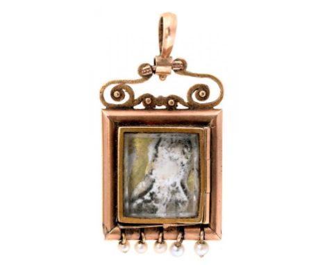 A GOLD LOCKET WITH A MINIATURE PORTRAIT OF THE RUSSIAN ICON OF THE MOTHER OF GOD, GLAZED REVERSE, UNMARKED, 4.4G++GOOD CONDIT