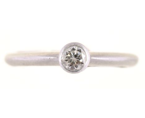 A DIAMOND SOLITAIRE RING IN PLATINUM, APPROX 0.12CT, 3.9G, SIZE K++HOOP SPLIT