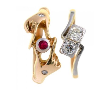 A DIAMOND RING IN GOLD, UNMARKED AND A RUBY AND DIAMOND RING IN GOLD, UNMARKED, 5G, SIZES H, M++GOOD CONDITION