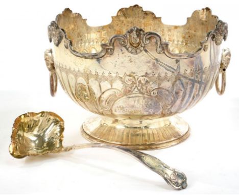 AN EPNS PUNCH BOWL WITH RAM'S HEAD HANDLES, 31CM D AND A PUNCH LADLE, KING'S PATTERN