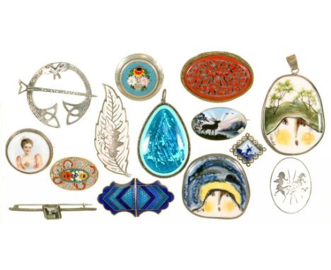 VARIOUS SILVER AND ENAMEL BROOCHES, 129G, AND OTHER BROOCHES, UNMARKED, 40G++GOOD CONDITION