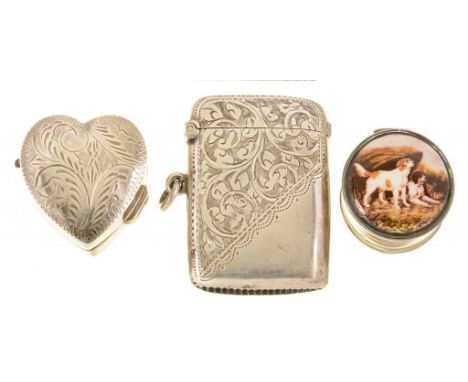 AN EDWARD II SILVER VESTA CASE, 4.5CM H, BIRMINGHAM 1902 AND TWO SILVER ROUND AND HEART SHAPED BOXES, ONE WITH PRINTED ENAMEL