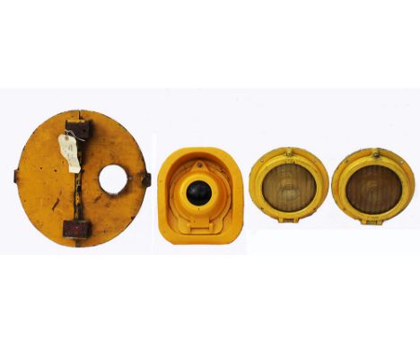 Class 40 HEADCODE Disc together with a Class 37 Tail Light and a pair of Class 37 sealed beam Headcode Marker Lamps. (4 items