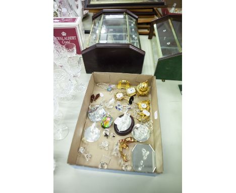 A WOOD AND GLAZED SMALL MURAL DISPLAY CABINET WITH MIRROR BACK, CONTAINING A COLLECTION OF SEVEN GILT METAL AND FACETED GLASS