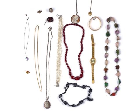 A GROUP OF MOSTLY JEWELLERY (QTY)Including; an oval pendant locket with a silver curb link neckchain, on a boltring clasp, de