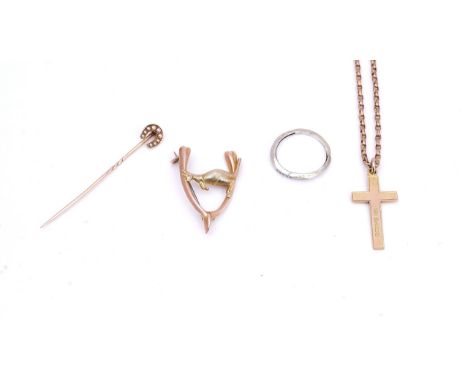 A 9CT GOLD PENDANT CROSS WITH A GOLD NECKCHAIN AND THREE FURTHER ITEMS (5)The 9ct gold pendant cross with engraved decoration