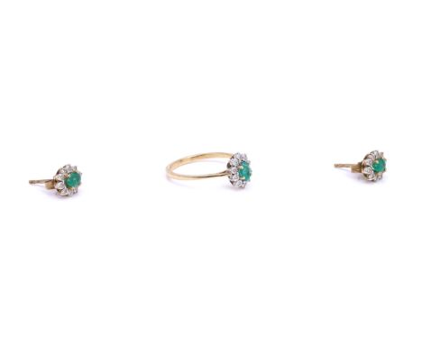 A GOLD, EMERALD AND DIAMOND OVAL CLUSTER RING AND A MATCHING PAIR OF EARSTUDS (2)Claw set with the oval cut emerald at the ce