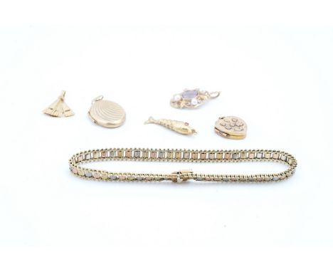 A 9CT THREE COLOUR GOLD BRACELET AND FIVE FURTHER ITEMS (6)The three colour gold bracelet having a textured finish, on a snap