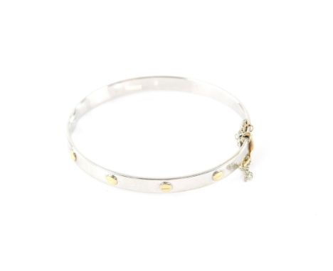 Bi-colour gold hinged bangle, white gold 6.5mm band, with yellow metal screw detail, with safety chain and safety clip, teste