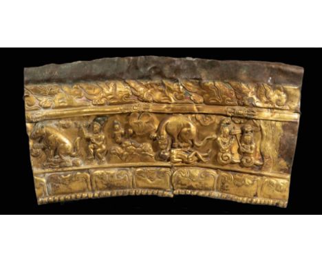 PANNEAU DE MANDALA EN CUIVRE REPOUSSÉ, DORÉ ET POLYCHROME REPRÉSENTANT DES SCÈNES DE CHARNIERNÉPAL OU TIBET, VERS XVE SIÈCLE 
