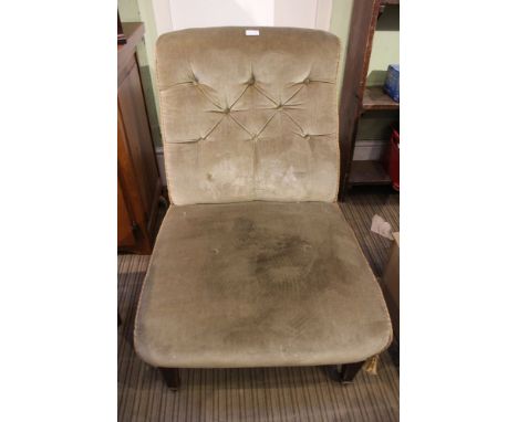 AN EARLY 20TH CENTURY JADE GREEN VELVET UPHOLSTERED NURSING STYLE CHAIR with button back 