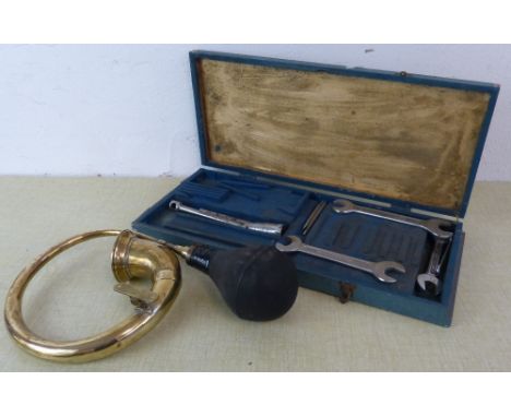A brass car horn and an Alfa Romeo 2600 Sprint tool box with two branded spanners (2).