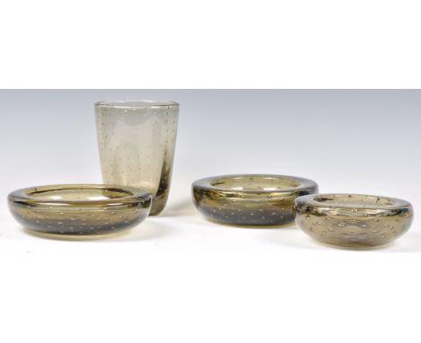 William Wilson - Whitefriars - A collection of four 1950's retro vintage studio art glass bubble control bowls and vase in tw