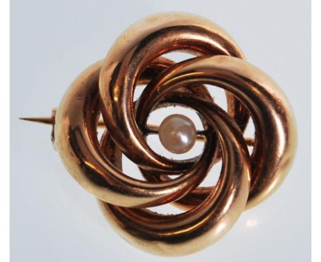 A stamped 585 14ct gold vintage 20th Century knot brooch set with a central seed pearl, hinge pin to verso. Weight 4.2g. Meas