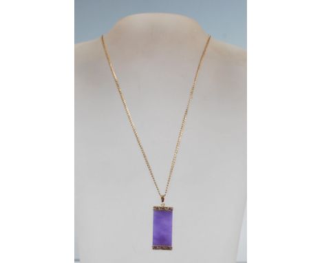 A stamped 9ct gold necklace chain having a fine flat link necklace chain with a spring ring clasp having a Chinese purple har