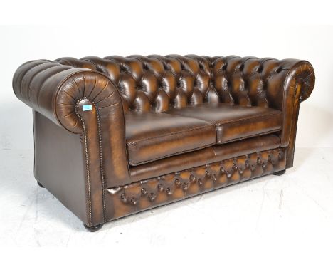 A good quality Chesterfield leather two seat sofa settee by Thomas Lloyd. Button backed leather upholstered barrel arm sofa w