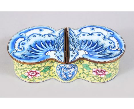 A GOOD 19TH / 20TH CENTURY CHINESE CANTON ENAMEL HINGED &amp; LIDDED BOX IN THE FORM OF A BAT, with formal scrolling foliage 