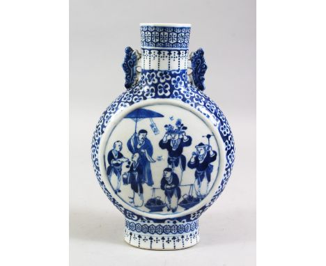 A GOOD 19TH CENTURY CHINESE BLUE &amp; WHITE TWIN HANDLE PORCELAIN MOON FLASK, with two circular panels depicting scenes of f